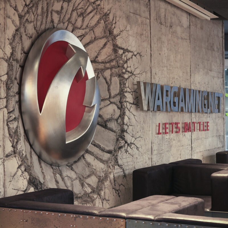 Дизайн-проект интерьера офиса Варгейминга - Декор стены главного холла